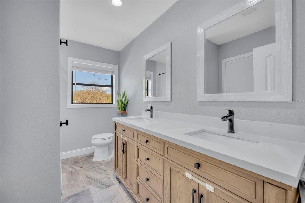 Image 21 of property listing at 1081 LAKE WELDONA DRIVE, Orlando, FL 32806