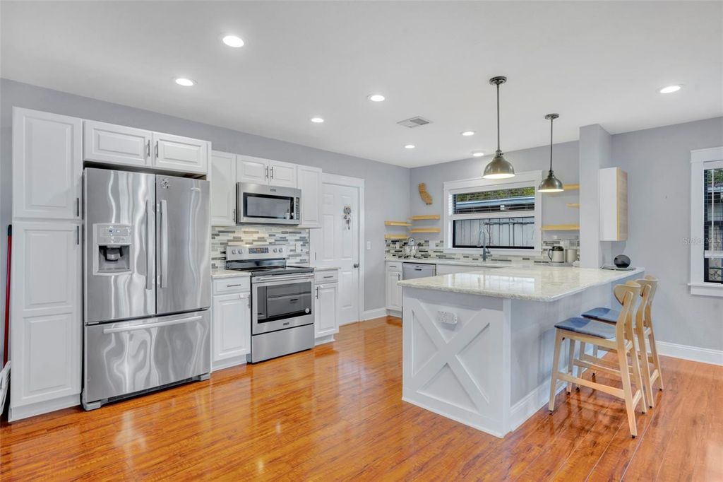 Image 4 of property listing at 1081 LAKE WELDONA DRIVE, Orlando, FL 32806