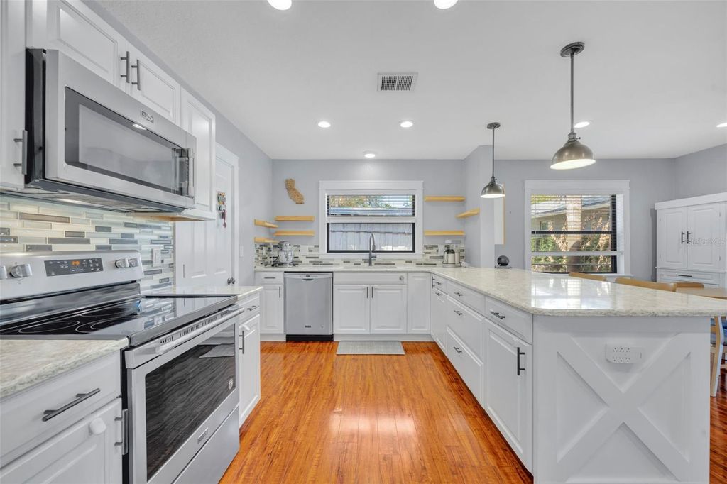 Image 5 of property listing at 1081 LAKE WELDONA DRIVE, Orlando, FL 32806