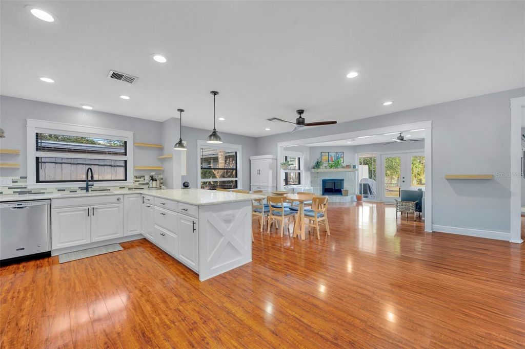 Image 7 of property listing at 1081 LAKE WELDONA DRIVE, Orlando, FL 32806