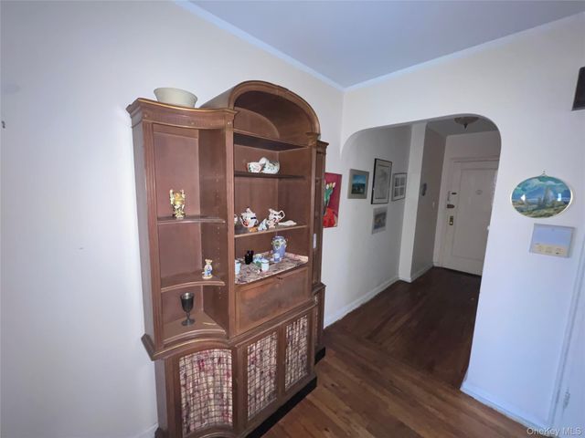 58 Grace Avenue 1E, Great Neck, NY 11021