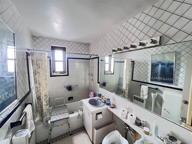 58 Grace Avenue 1E, Great Neck, NY 11021