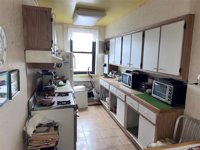 58 Grace Avenue 1E, Great Neck, NY 11021