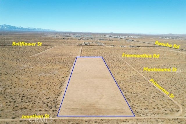 7 Jonathan St, Adelanto, CA 92301