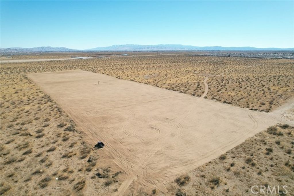 7 Jonathan St, Adelanto, CA 92301