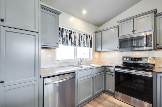 324 W 4th St, Haysville, KS 67060