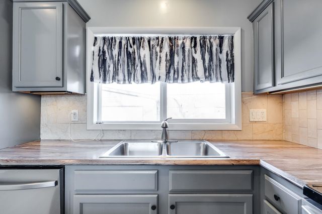 324 W 4th St, Haysville, KS 67060