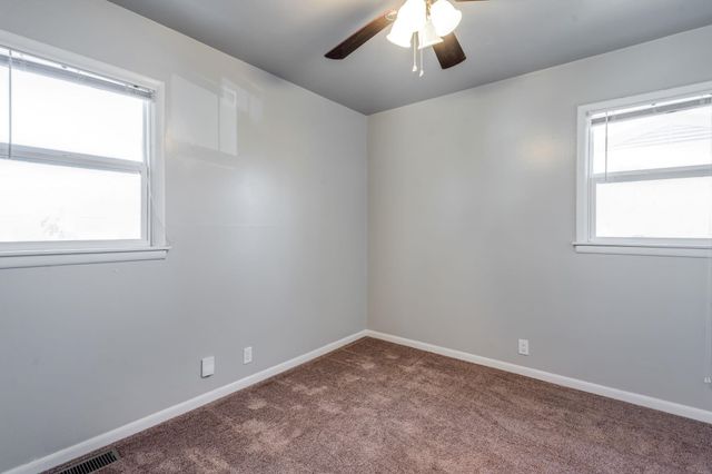 324 W 4th St, Haysville, KS 67060