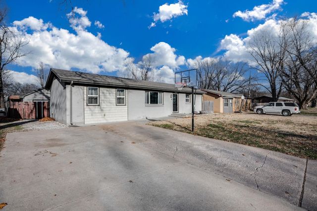 324 W 4th St, Haysville, KS 67060