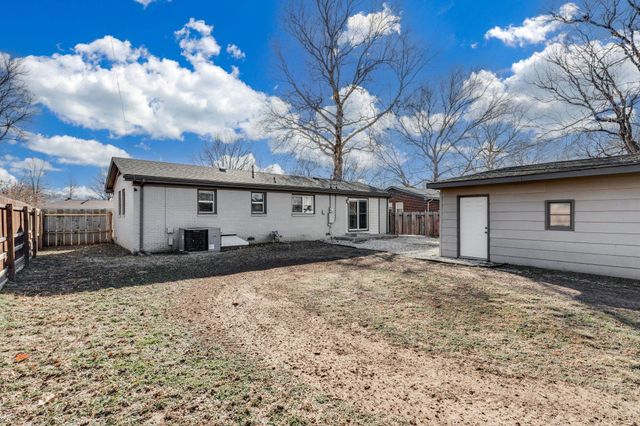 324 W 4th St, Haysville, KS 67060