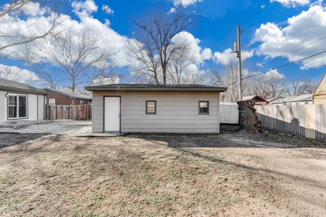 324 W 4th St, Haysville, KS 67060