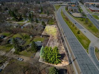 1061 Dorchester Avenue, Bloomfield Hills, MI 48302