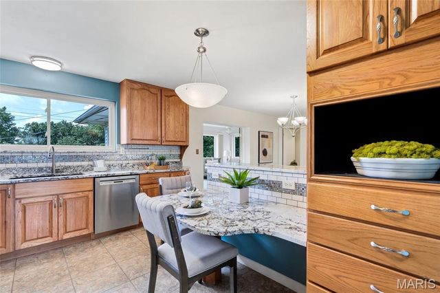 11872 Doverhill Court, Sunset Hills, MO 63128