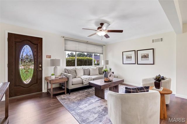 11872 Doverhill Court, Sunset Hills, MO 63128