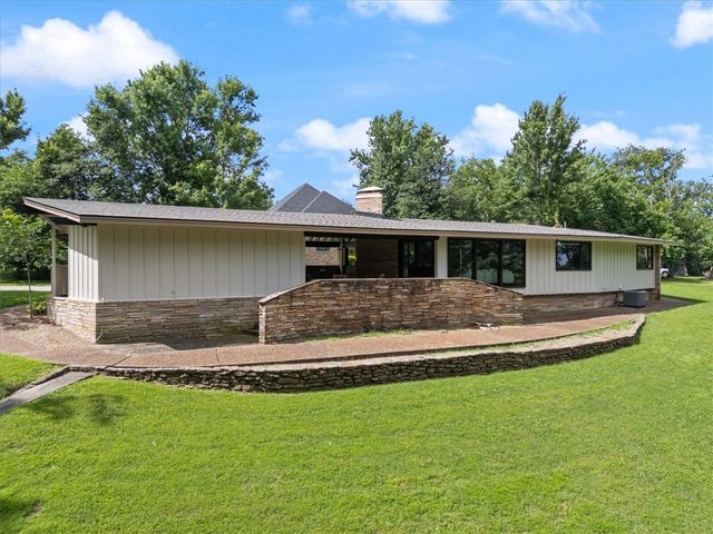 100 Carl Street, Siloam Springs, AR 72761