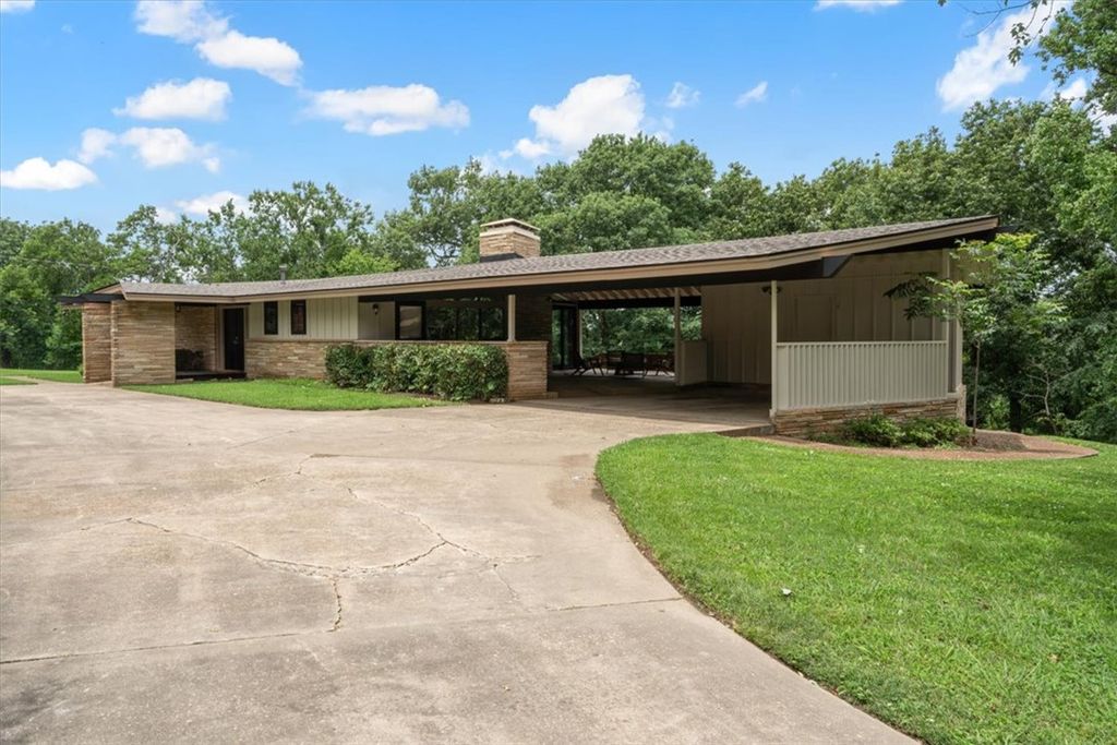 100 Carl Street, Siloam Springs, AR 72761