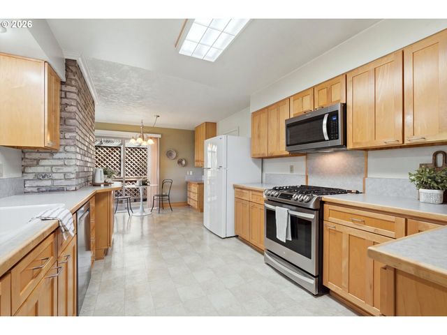 1531 LARCH St, Lake Oswego, OR 97034