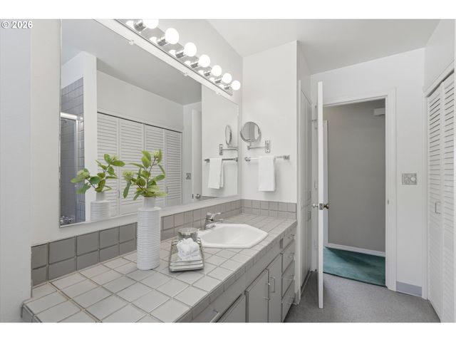 1531 LARCH St, Lake Oswego, OR 97034