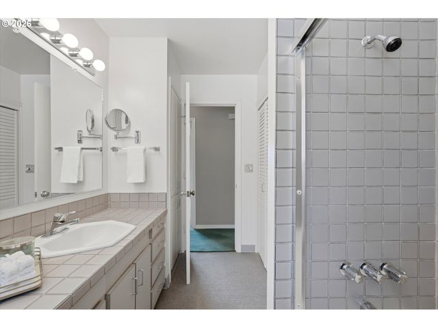 1531 LARCH St, Lake Oswego, OR 97034