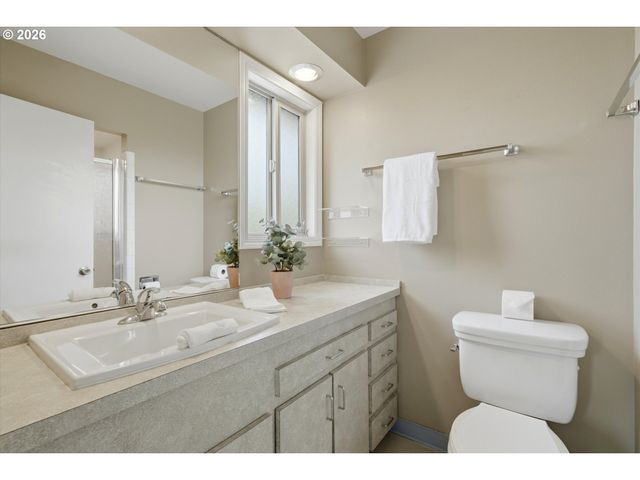 1531 LARCH St, Lake Oswego, OR 97034