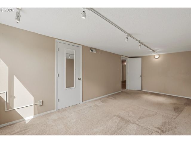 1531 LARCH St, Lake Oswego, OR 97034