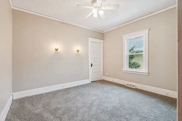 1102 E Dover Court, Davenport, IA 52803