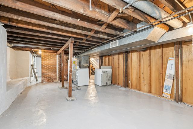 1102 E Dover Court, Davenport, IA 52803