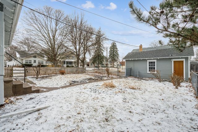 1102 E Dover Court, Davenport, IA 52803