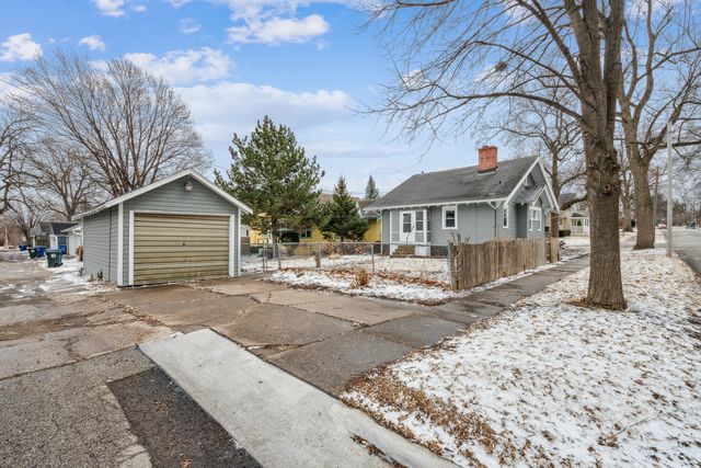 1102 E Dover Court, Davenport, IA 52803