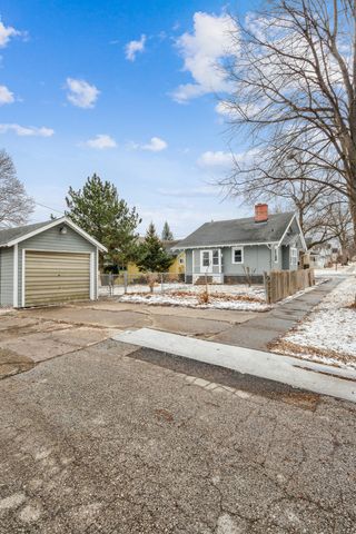 1102 E Dover Court, Davenport, IA 52803