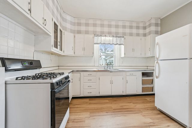 1102 E Dover Court, Davenport, IA 52803