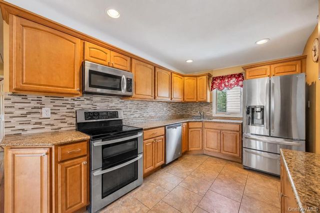 16 E Grove Street, Massapequa, NY 11758