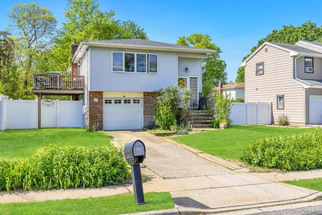 16 E Grove Street, Massapequa, NY 11758