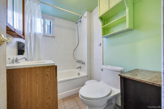 16 E Grove Street, Massapequa, NY 11758
