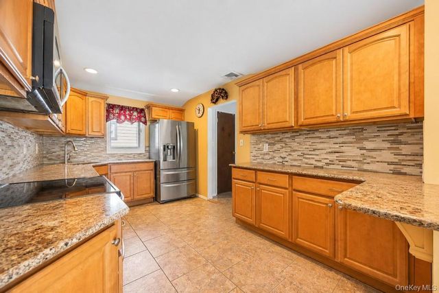 16 E Grove Street, Massapequa, NY 11758