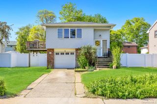 16 E Grove Street, Massapequa, NY 11758