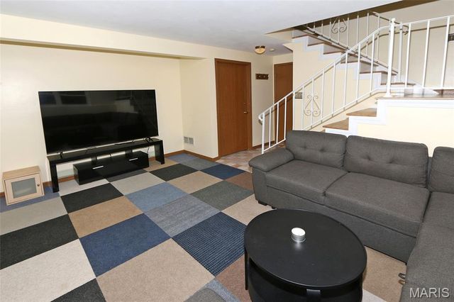332 Oak Tree Drive, St Louis, MO 63119