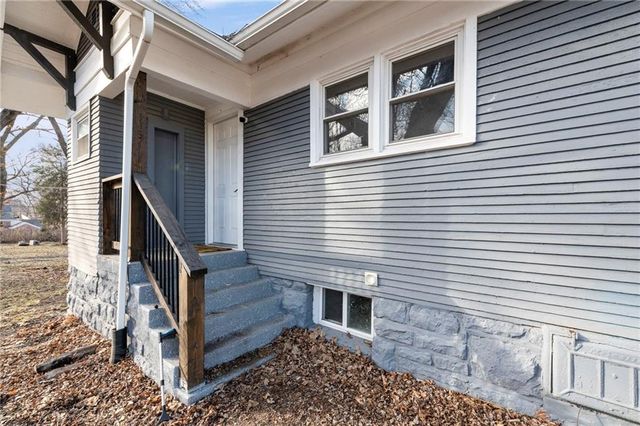 1932 Praun Lane, Kansas City, KS 66102