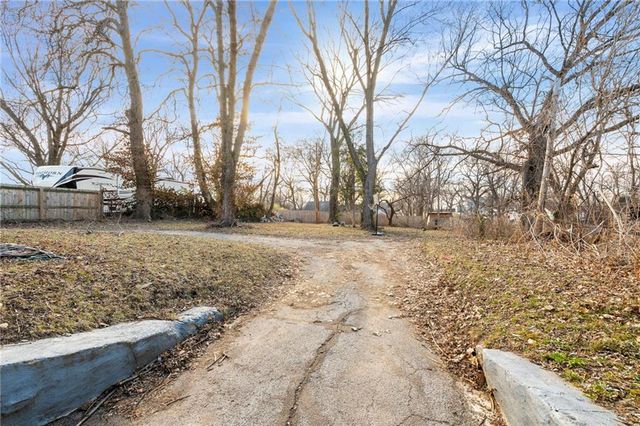 1932 Praun Lane, Kansas City, KS 66102