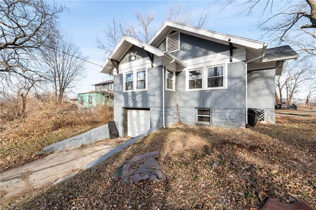 1932 Praun Lane, Kansas City, KS 66102