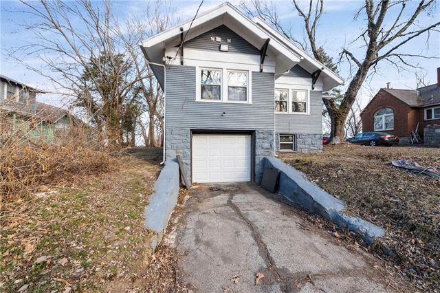 1932 Praun Lane, Kansas City, KS 66102