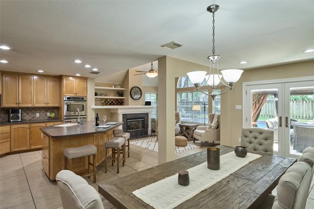 18 Glade Bank Place, The Woodlands, TX 77382