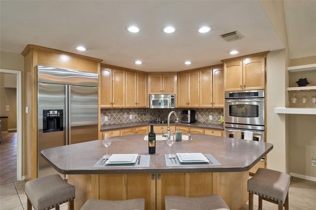 18 Glade Bank Place, The Woodlands, TX 77382