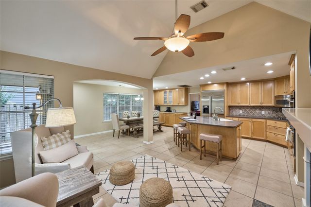 18 Glade Bank Place, The Woodlands, TX 77382