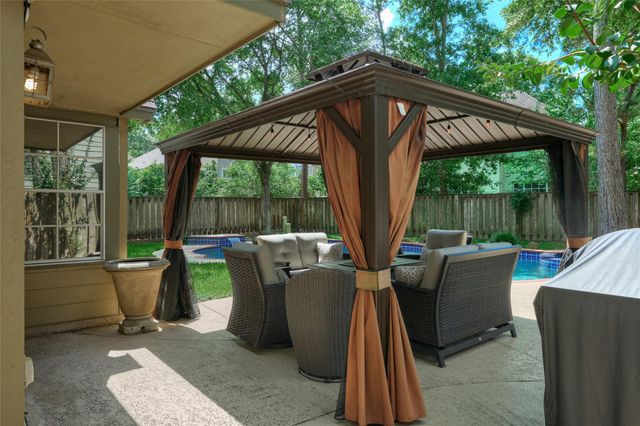 18 Glade Bank Place, The Woodlands, TX 77382