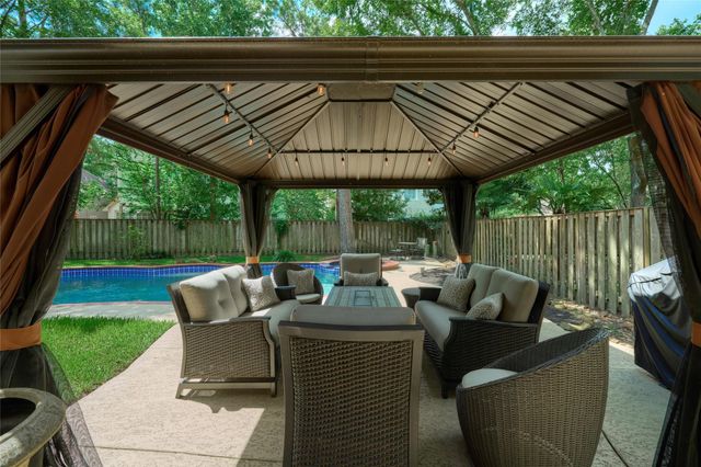 18 Glade Bank Place, The Woodlands, TX 77382