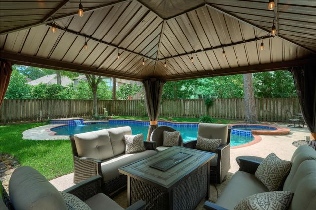 18 Glade Bank Place, The Woodlands, TX 77382