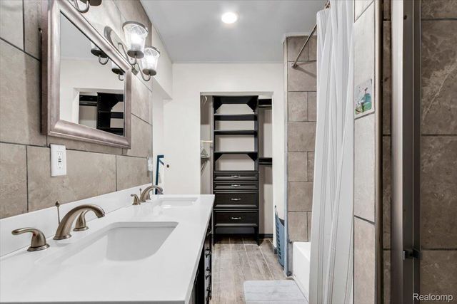 476 Touraine Road, Grosse Pointe Farms, MI 48236