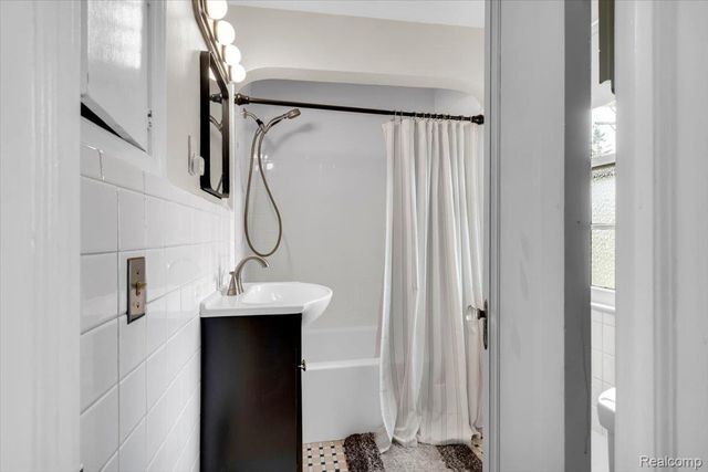 476 Touraine Road, Grosse Pointe Farms, MI 48236