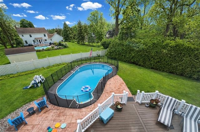 6 Shadow Creek, Penfield, NY 14526